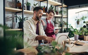 Two young business owners purchasing a BOP insurance policy.